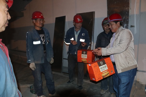 澄合分公司領(lǐng)導中秋國慶深入一線慰問干部職工