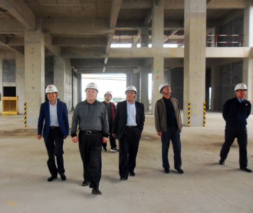 陜煤集團總經(jīng)理助理、建設(shè)集團聯(lián)合黨委書記、董事長寧興剛“雙節(jié)”期間深入澄合分公司中科遙感工地慰問施工一線的干部職工