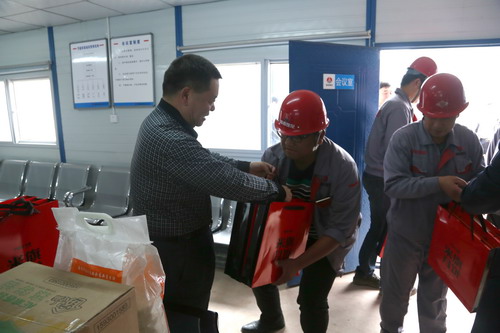 陜煤集團總經(jīng)理助理、建設(shè)集團聯(lián)合黨委書記、董事長寧興剛一行深入基層慰問一線員工