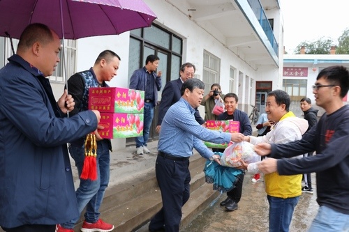 陜西澄合合陽(yáng)煤炭開(kāi)發(fā)有限公司領(lǐng)導(dǎo)中秋節(jié)看望慰問(wèn)一線施工人員