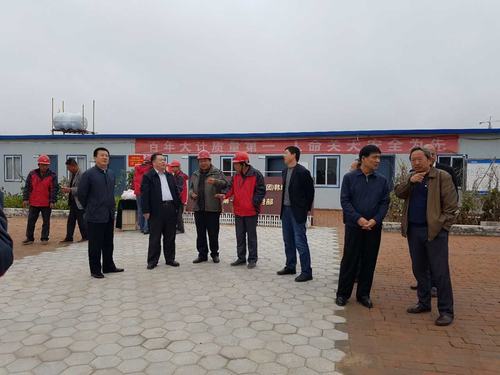 陜煤集團(tuán)總經(jīng)理助理、建設(shè)集團(tuán)聯(lián)合黨委書記、董事長(zhǎng)寧興剛一行蒞臨韓城分公司榆北煤業(yè)公司小保當(dāng)?shù)V施工現(xiàn)場(chǎng)和大家一起過(guò)中秋