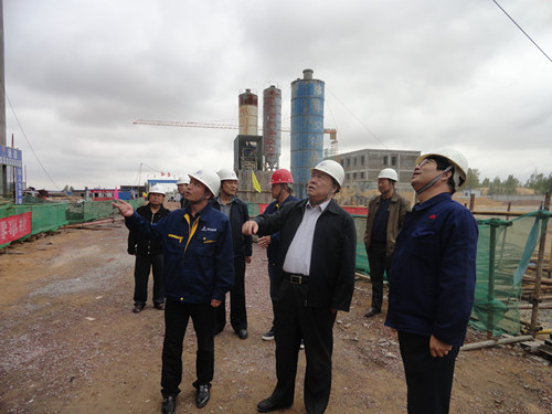 陜煤集團(tuán)總經(jīng)理助理、建設(shè)集團(tuán)聯(lián)合黨委書記、董事長(zhǎng)寧興剛一行中秋節(jié)深入曹家灘項(xiàng)目工地視察慰問(wèn)
