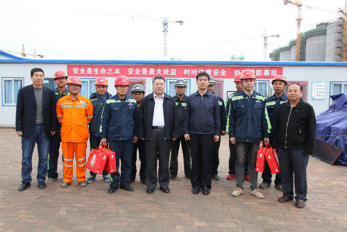 到一線，送祝福，鼓干勁