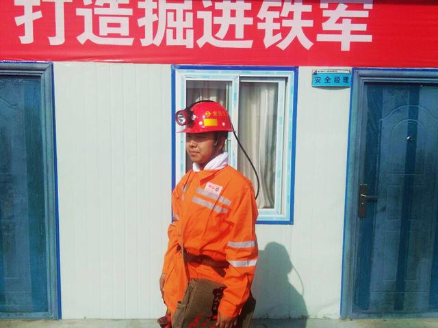 掘進(jìn)公司曹家灘項(xiàng)目部“黨員示范崗”帶頭建“鐵軍”