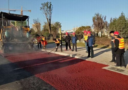 追趕超越，完成彩色路面工程，實(shí)現(xiàn)第一階段目標(biāo)