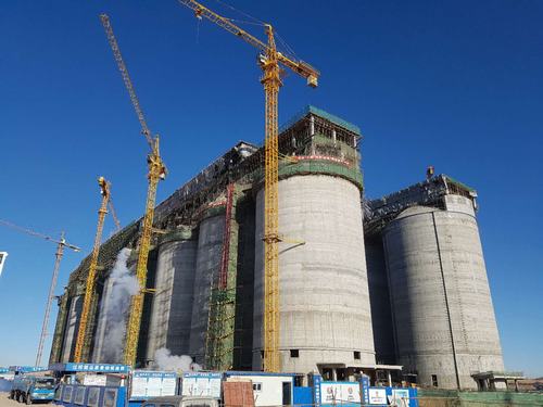 韓城分公司小保當(dāng)選煤廠(chǎng)塊煤倉(cāng)（一標(biāo)段）、最終篩分車(chē)間工程順利封頂