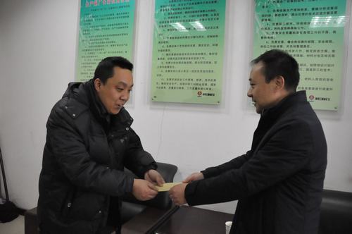 洗選煤運(yùn)營(yíng)公司慰問困難職工到一線