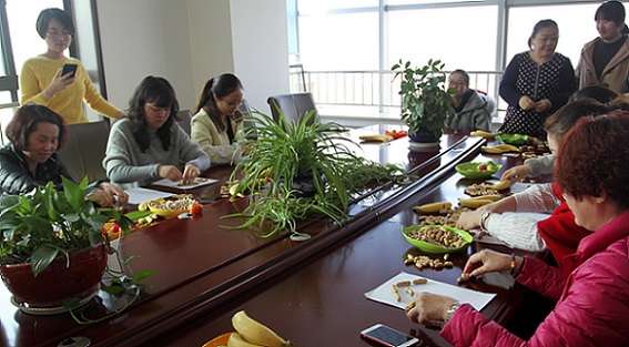 流光溢彩，情暖三?八