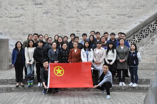 韓城分公司開(kāi)展“緬懷革命先烈、弘揚(yáng)愛(ài)國(guó)主義精神”團(tuán)員青年掃墓活動(dòng)