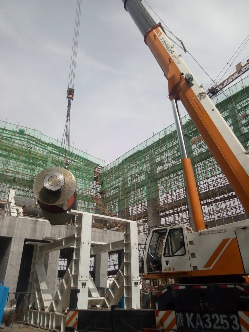 機(jī)電安裝公司承建的小保當(dāng)一號(hào)煤礦主斜井帶式輸送機(jī)配電、控制及機(jī)械設(shè)備安裝如火如荼