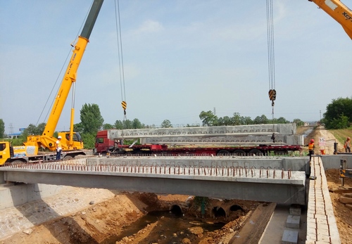 路橋分公司順利完成G242大荔縣過境段公路小橋空心板吊裝