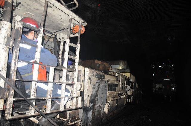 陜煤建設(shè)掘進公司小保當(dāng)項目部112201外回風(fēng)順槽與切眼順利貫通