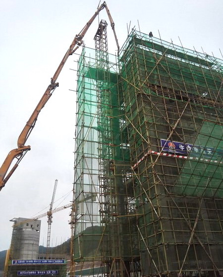 陜煤建設(shè)銅川公司冶坪煤礦矸石倉(cāng)工程主體結(jié)構(gòu)順利封頂