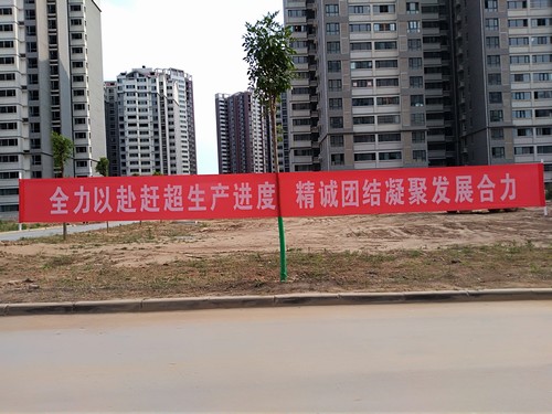 冒高溫 戰(zhàn)酷暑，他們始終在堅(jiān)守