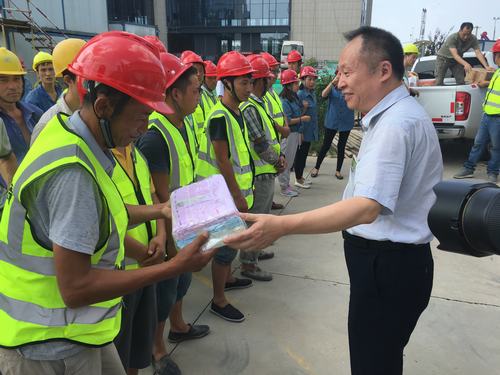 西安航天基地管委會(huì)“送清涼”小組慰問(wèn)澄合分公司一線人員