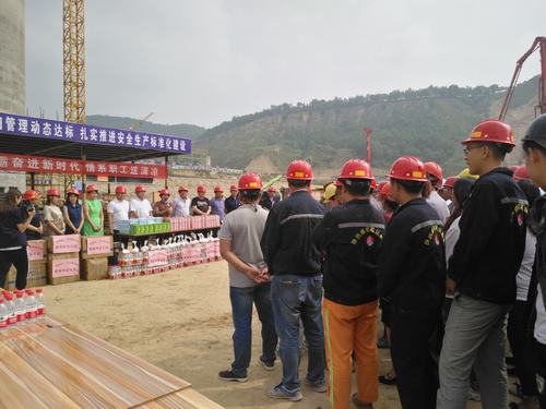 延安市總工會(huì)慰問(wèn)陜煤建設(shè)礦建二公司車村一線職工