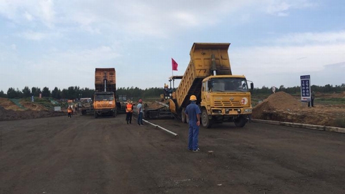 陜煤建設(shè)路橋分公司小保當項目順利完成水穩(wěn)碎石頂層攤鋪工作