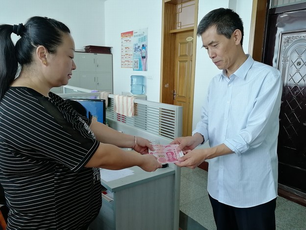 礦建三公司“金秋助學(xué)”幫困難職工子女圓大學(xué)夢