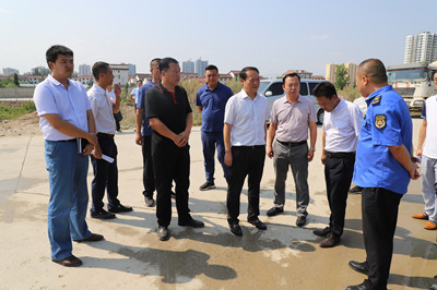 漢中市漢臺(tái)區(qū)委書(shū)記鄭永濤視察陜煤建設(shè)漢中公司承建的金華路項(xiàng)目