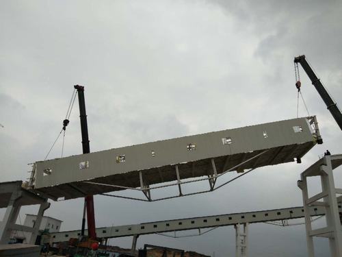 陜煤建設(shè)韓城分公司土建十項目部118噸鋼桁架一次性吊裝成功