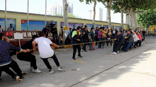 陜煤建設(shè)銅煤公司開(kāi)展職工拔河比賽喜迎國(guó)慶佳節(jié)