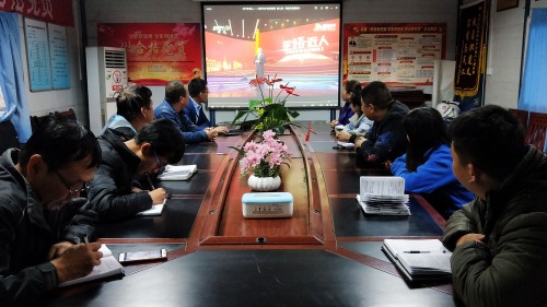 陜煤建設(shè)澄合分公司第十一項目部組織職工觀看《平“語”近人—習近平總書記用典》