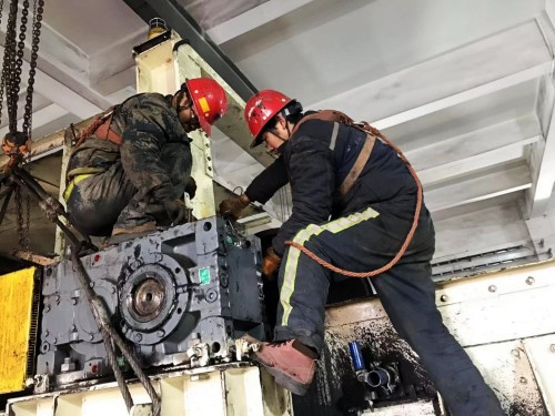 陜煤建設(shè)澄合分公司第二機(jī)電安裝隊激戰(zhàn)寒冬季更換小保當(dāng)皮帶主軸