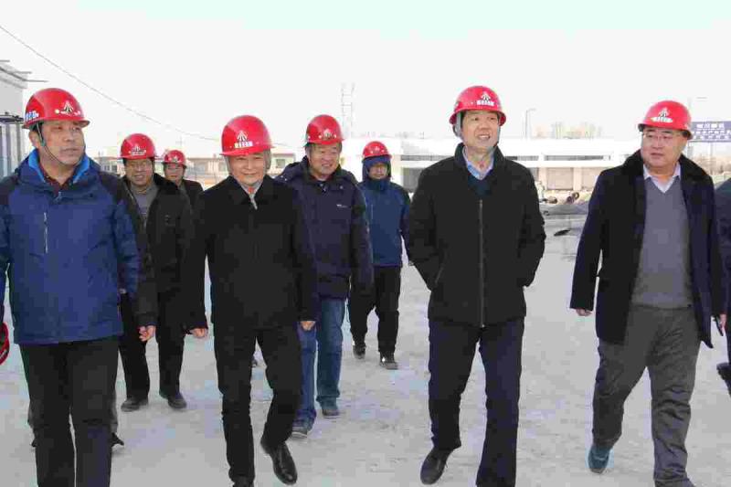 陜煤建設(shè)副總工程師宋培章來川耀項(xiàng)目 服務(wù)區(qū)檢查指導(dǎo)工作  