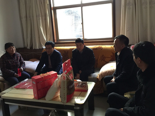 王明智走訪慰問(wèn)機(jī)電安裝公司困難職工