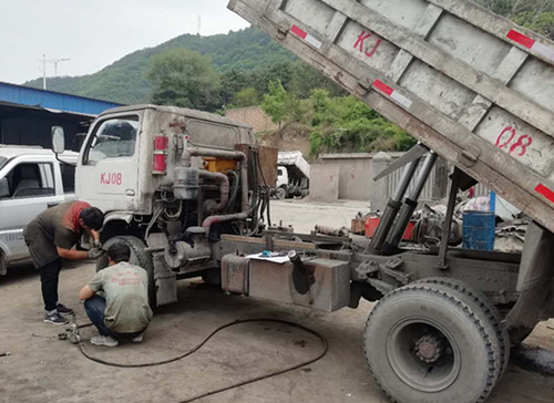 陜煤建設(shè)礦建三公司雙龍項目部對無軌膠輪車制動裝置進行升級改造