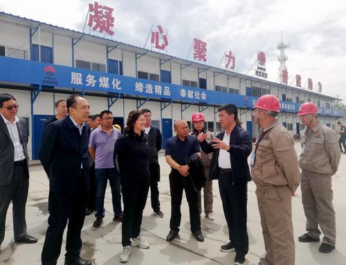 靖邊縣縣長賀湘如一行蒞臨陜煤建設(shè)銅煤公司金地華府項(xiàng)目檢查指導(dǎo)工作