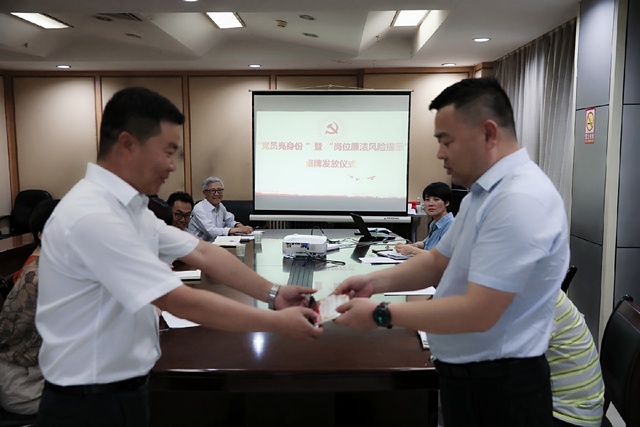 亮身份，陜煤建設(shè)路橋分公司黨員干部在行動(dòng)！