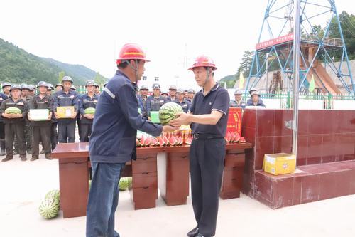 公司領(lǐng)導深入一線“送清涼”慰問