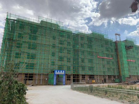 陜煤建設(shè)天工公司土建十七部承建的小保當(dāng)管理及技術(shù)人員1#、2#公寓樓順利封頂