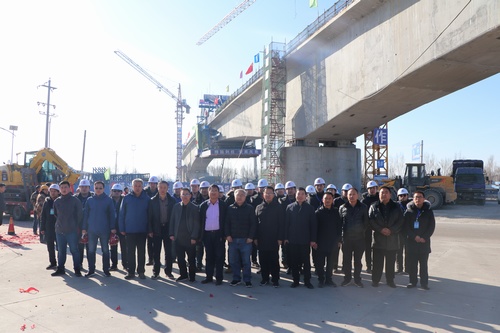 陜煤建設(shè)路橋分公司靖神鐵路高家伙場(chǎng)特大橋首聯(lián)連續(xù)梁成功合攏