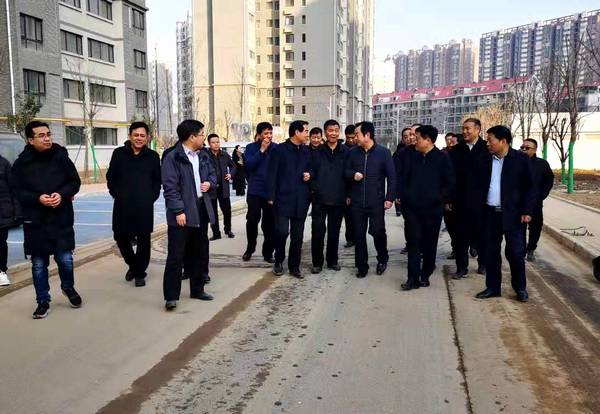 銅川礦業(yè)公司黨委書記、執(zhí)行董事劉水利一行蒞臨銅煤1#、2#住宅小區(qū)現(xiàn)場調(diào)研指導(dǎo)工作