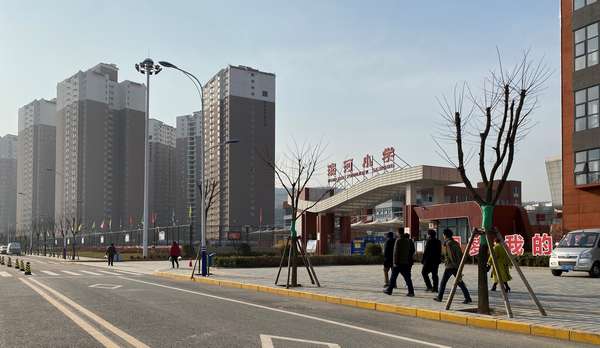 陜煤建設(shè)渭南分公司承建的渭南市濱河小學(xué)配套道路市政工程順利通過驗(yàn)收