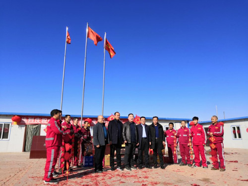 王明智、王寧春節(jié)看望慰問(wèn)一線職工