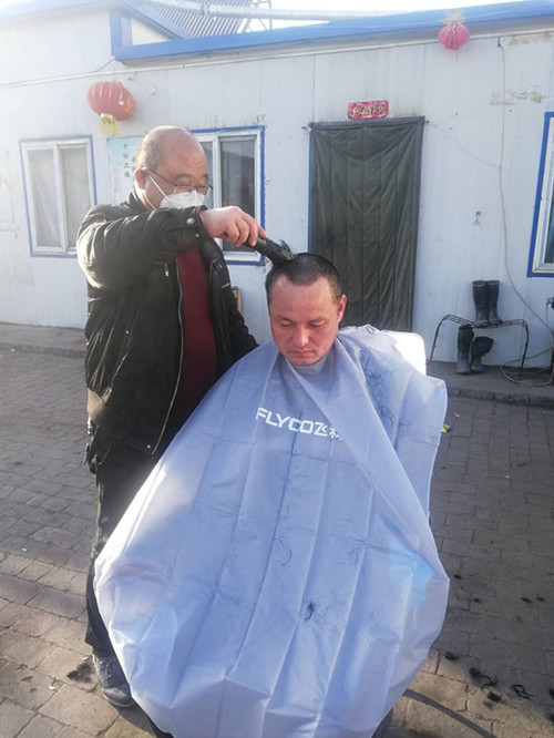 陜煤建設(shè)機(jī)電安裝公司小保當(dāng)項(xiàng)目部關(guān)愛(ài)職工從“頭”開(kāi)始