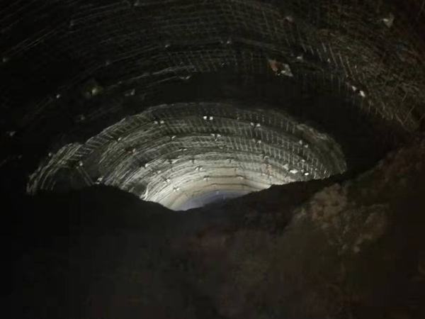 陜煤建設礦建二公司小保當項目部二號煤礦13盤區(qū)1-1煤變電所與1-1煤北翼回風大巷順利貫通