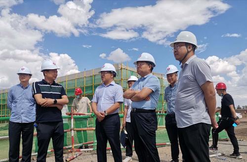 鐵路物流集團(tuán)副總經(jīng)理李博一行深入陜煤建設(shè)銅煤公司承建的靖神鐵路孟家灣站施工現(xiàn)場檢查指導(dǎo)工作