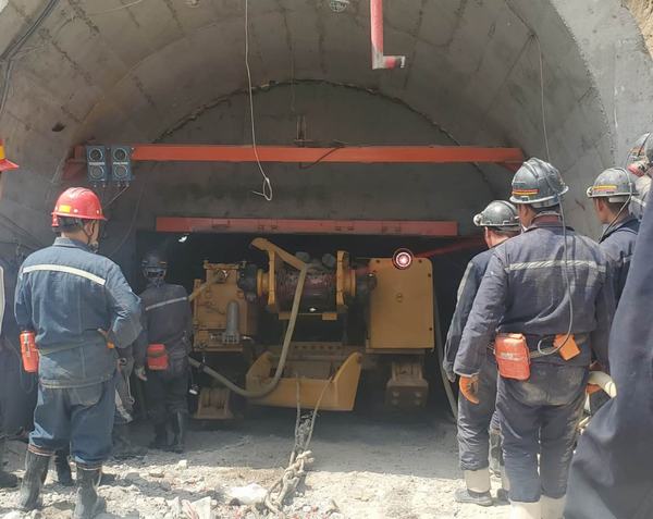 陜煤建設(shè)礦建二公司車(chē)村項(xiàng)目部首批綜掘機(jī)順利入井