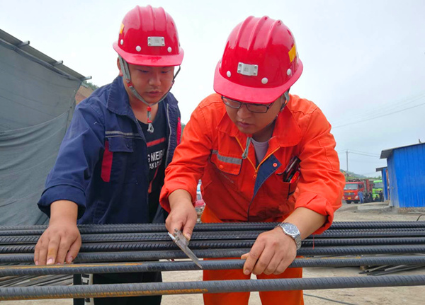 他和安全帽有個(gè)“約定”