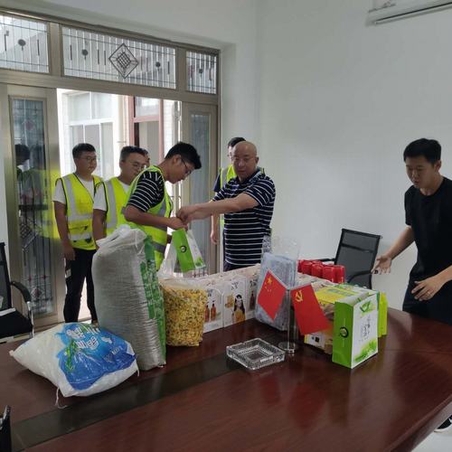 夏日送清涼，關(guān)懷暖人心