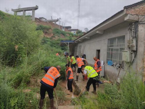 青年突擊勇?lián)?，助民防洪顯形象