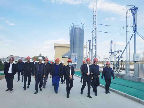 陜西省國資委宣傳處及各媒體采訪團(tuán)深入靖神鐵路孟家灣機(jī)輛中心建設(shè)項目施工現(xiàn)場