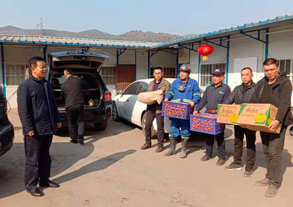 陜煤建設(shè)礦建三公司領(lǐng)導(dǎo)春節(jié)前夕慰問(wèn)一線建設(shè)者