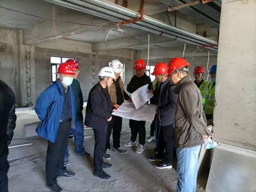 靖神鐵路公司副總經(jīng)理何澄一行深入陜煤建設(shè)銅煤公司第八項目部孟家灣機輛中心項目檢查指導(dǎo)工作