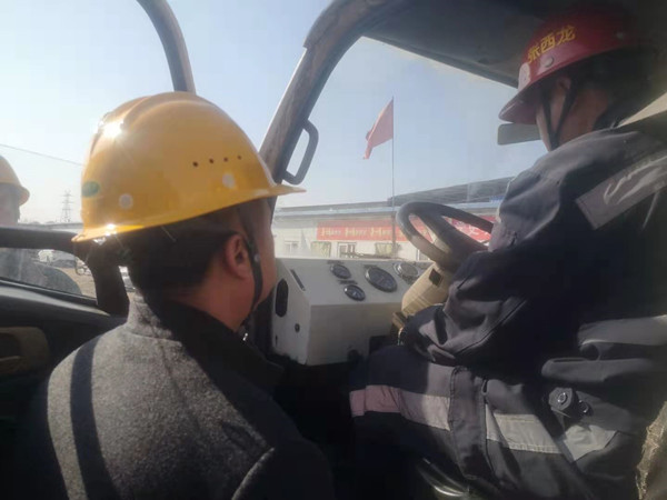 陜煤建設(shè)澄合分公司第二機(jī)電安裝隊開展入井車輛安全檢查 筑牢運(yùn)輸安全防線