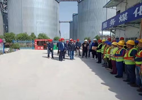 陜西神渭煤炭管道運輸有限責任公司領(lǐng)導深入施工現(xiàn)場對一線參建人員慰問